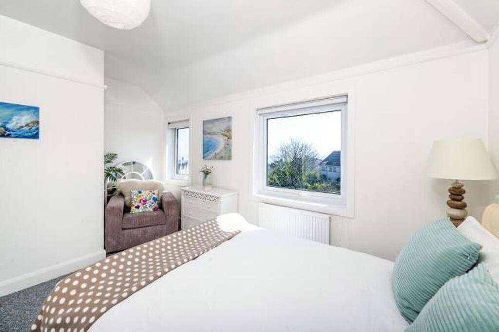 Sunrise! ~ 2 Bedrooms, Garden, Parking, Sea Views St Ives Kültér fotó