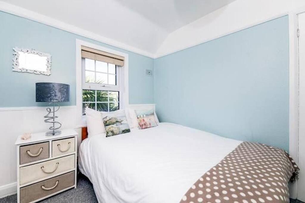 Sunrise! ~ 2 Bedrooms, Garden, Parking, Sea Views St Ives Kültér fotó